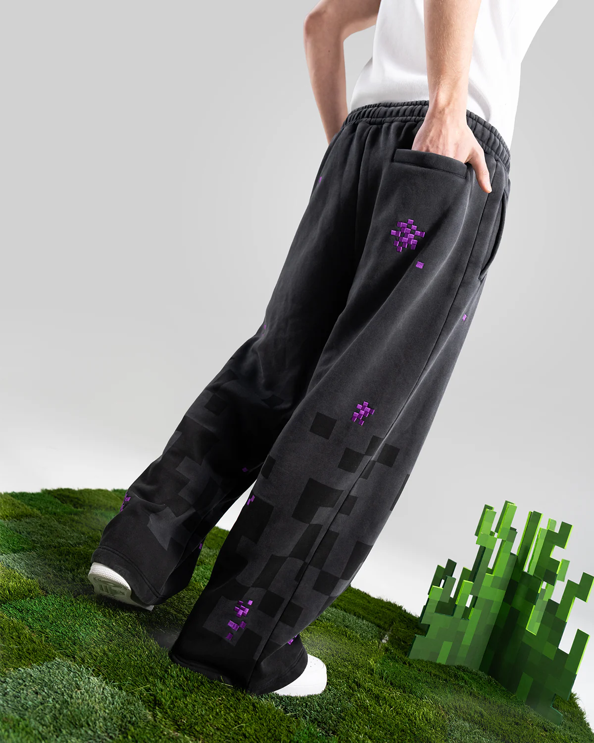 The Enderman Trackpants - Image 4